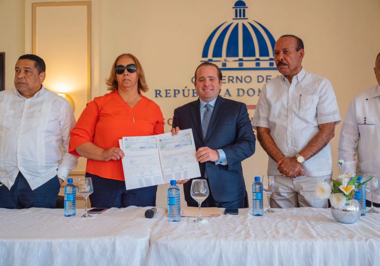 Ministro Paliza entrega aportes en San Cristóbal dirigidos al sector deportivo, social y agropecuario