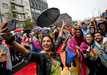 Miles de activistas LGTBQ desfilan en Belgrado por EuroPride pese a prohibición