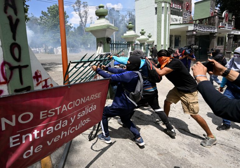 Disturbios en cuartel militar durante protesta por desaparición de 43 estudiantes mexicanos