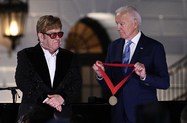 Joe Biden entrega Medalla Nacional de Humanidades al astro británico Elton John
