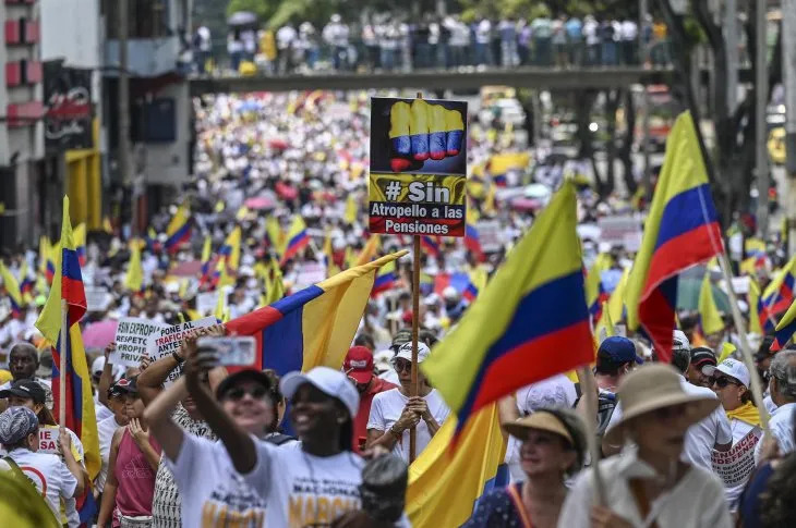 Miles protestan en Colombia contra el gobierno izquierdista de Petro