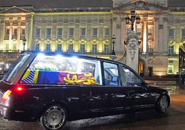 Féretro de Isabel II abandona Buckingham para multitudinario adiós en Londres