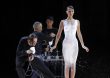 VIDEO| ¡Increíble! La modelo Bella Hadid desfila vestido que fue hecho con aerosol en vivo