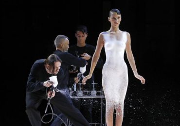 VIDEO| ¡Increíble! La modelo Bella Hadid desfila vestido que fue hecho con aerosol en vivo