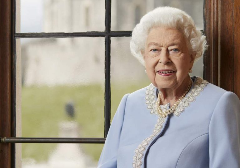 Palacio de Buckingham señala preocupación ante estado de salud de Isabel II