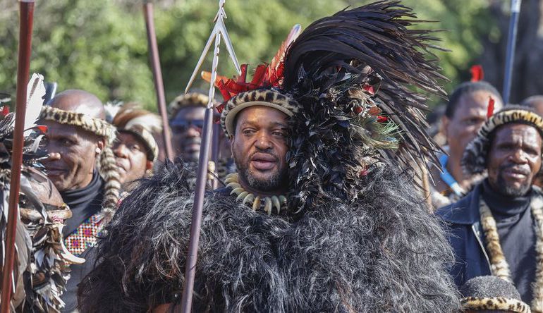 En Sudáfrica, jóvenes vírgenes bailan frente al rey zulú