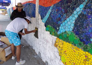 El arte de evitar que miles de tapas plásticas contaminen el mar en Venezuela