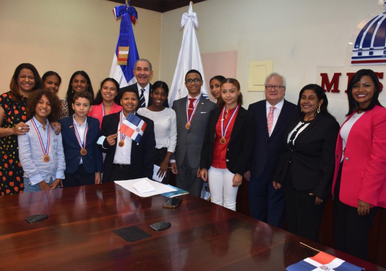 MESCYT ofrece becas a la diáspora dominicana residente en España