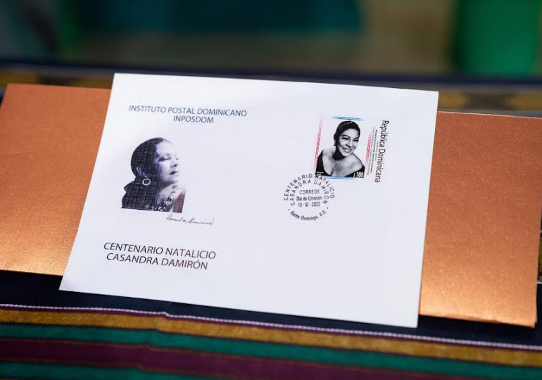 INPOSDOM y Filatelia Dominicana ponen en circulación emisión postal conmemorativa a Casandra Damirón en el 70 aniversario de RTVD