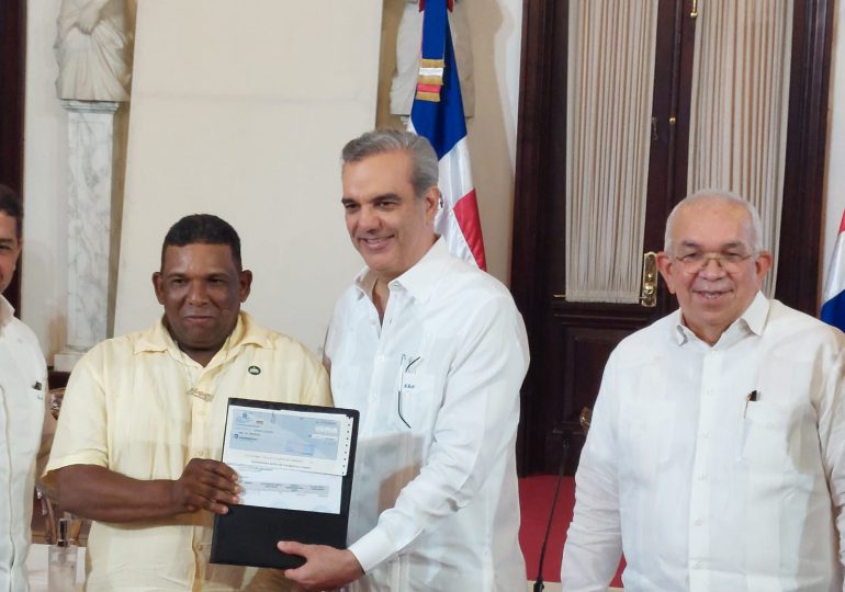 Productores afectados por huracán Fiona reciben del Gobierno primeros 360 cheques