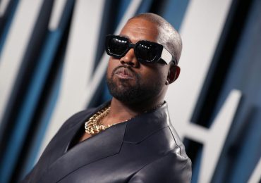 Kanye West abre el desfile de Balenciaga caminando sobre el fango