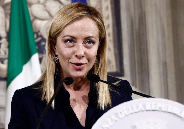 Giorgia Meloni, primera mujer en dirigir Italia, asume oficialmente su cargo
