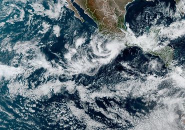 Huracán Roslyn se fortalece a categoría 4 en costa del Pacífico mexicano
