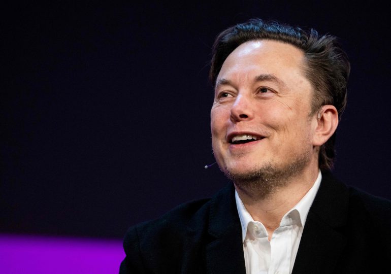 Musk da marcha atrás y dice que continuará financiando red de internet Starlink en Ucrania