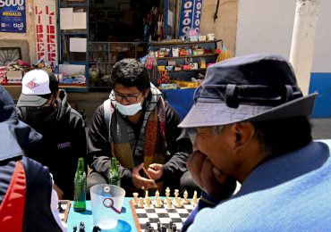 Niños bolivianos aprenden ajedrez en la calle para alejarse del celular