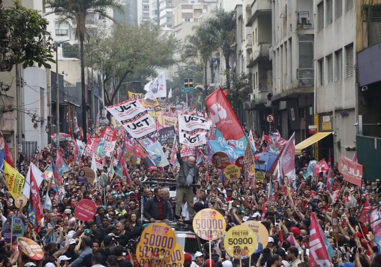 Lula y Bolsonaro cierran campaña en Brasil entre consignas y bocinazos