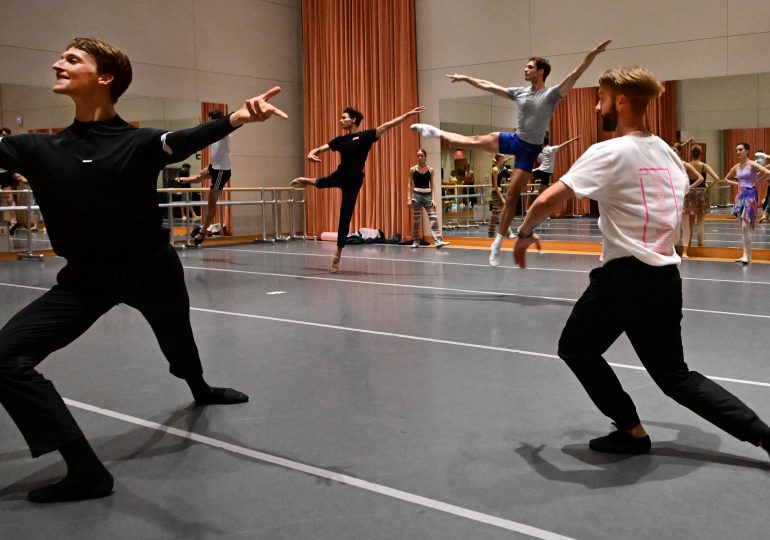 Bailarines que huyeron de Rusia por la guerra se reencuentran en EEUU para emotiva presentación