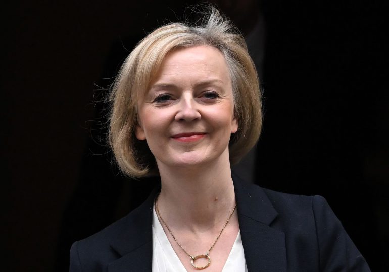 Nuevo revés para primera ministra británica con dimisión de su titular de Interior