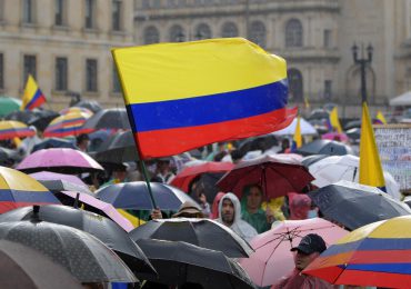 Miles de colombianos protestan contra proyecto de reforma fiscal de Petro
