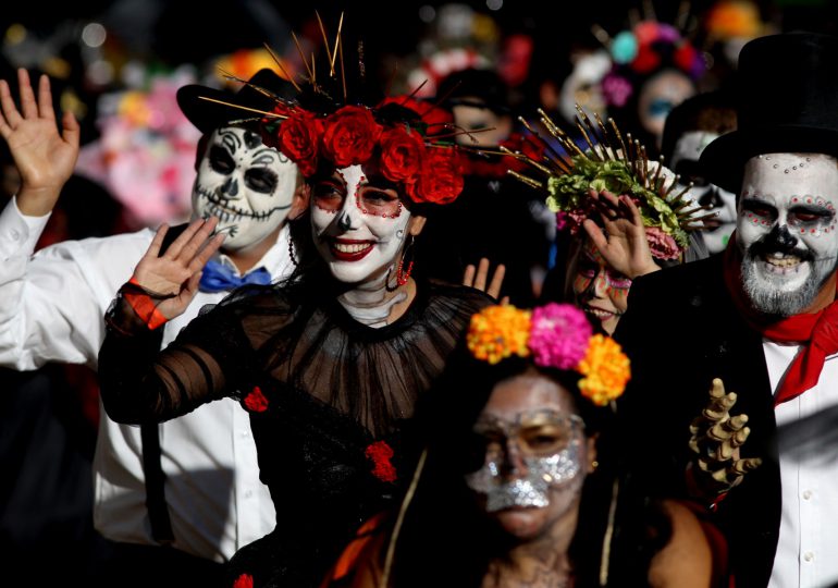Más de un millón de personas deleitadas con el festivo desfile del Día de Muertos de México