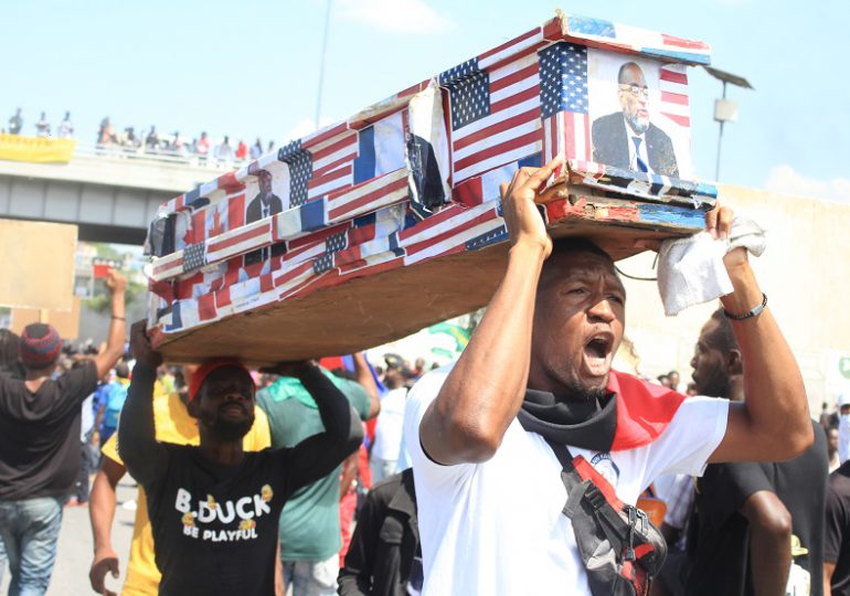 Manifestantes se lanzan a las calles de Puerto Príncipe para exigir renuncia de Ariel Henry