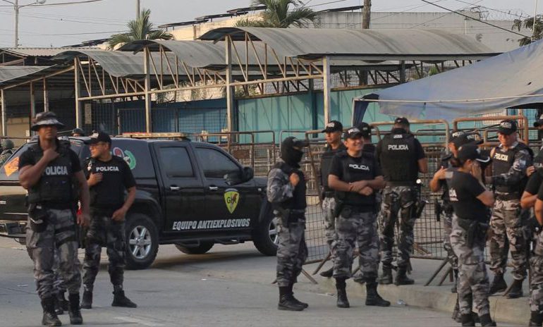 Hallan más de 700 municiones en cárcel de Ecuador donde murieron 13 reclusos esta semana