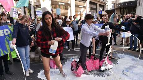 Activistas veganos derraman litros de leche en supermercados de Reino Unido