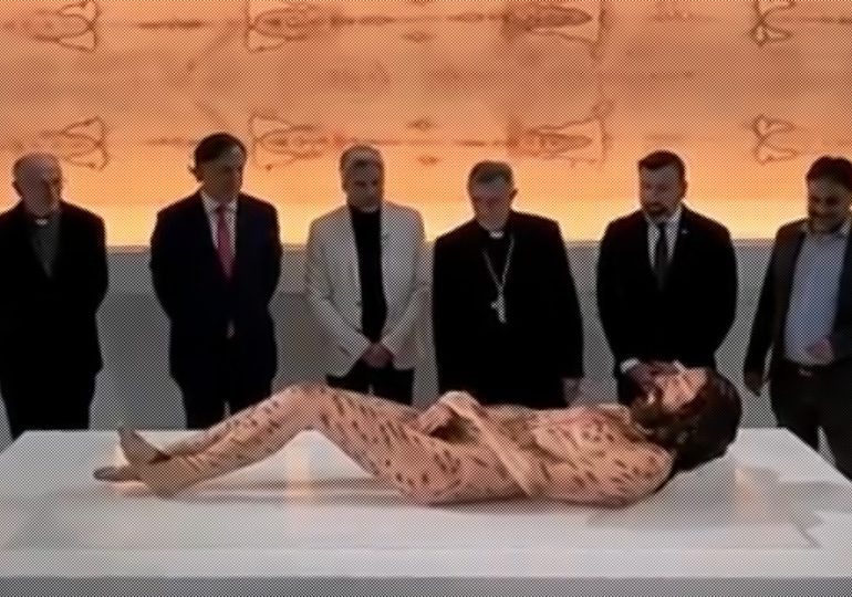 Un modelo hiperrealista de Jesucristo es puesto en exhibición en España
