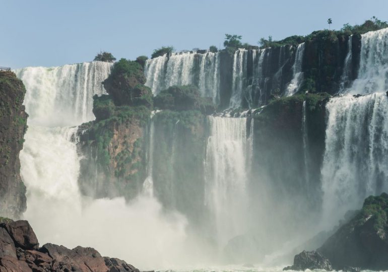 Turista sube a una baranda de protección y cae por las cataratas del Iguazú en Argentina