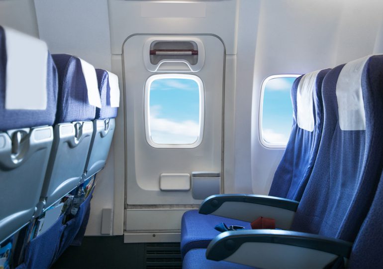 Influencer se queja en Twitter por viajar entre dos obesos; aerolínea la recompensa por la mala experiencia