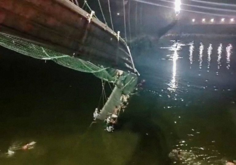 Videos | Al menos 60 muertos por el derrumbe de un puente colgante en la India