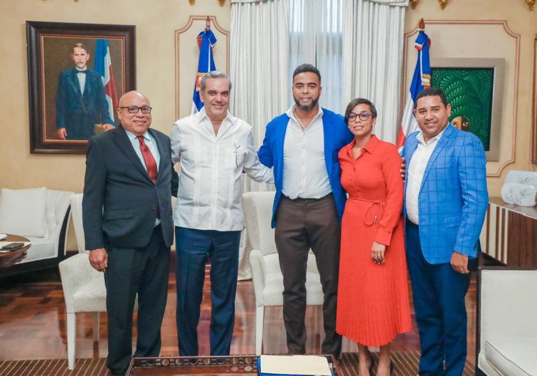 Presidente Luis Abinader recibe en el Palacio Nacional a Nelson Cruz