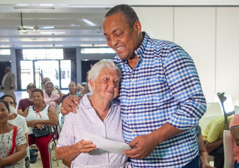 Alcalde José Andújar entrega ayuda económica a 374 envejecientes de SDO