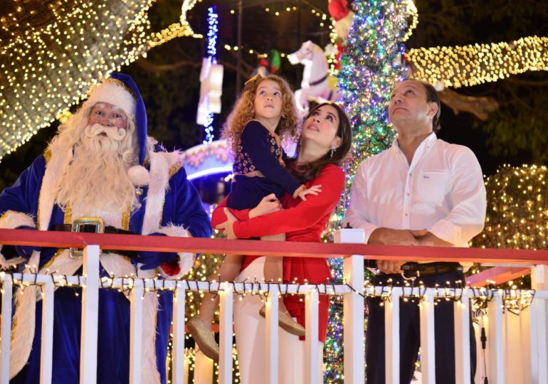 Abel Martínez deja oficialmente abierta la Navidad 2022 con el encendido del árbol y la Casita de Santa