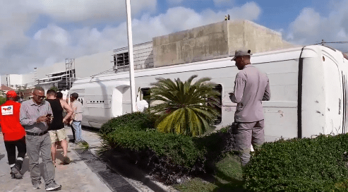VIDEO|Autobús con turistas se accidenta en Punta Cana; reportan al menos 40 heridos y 2 fallecidos