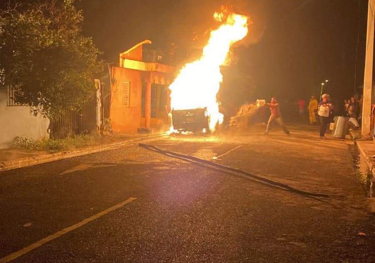 Se cae contrabando de combustible hacia Haití tras quemarse vehículo con el carburante en Montecristi