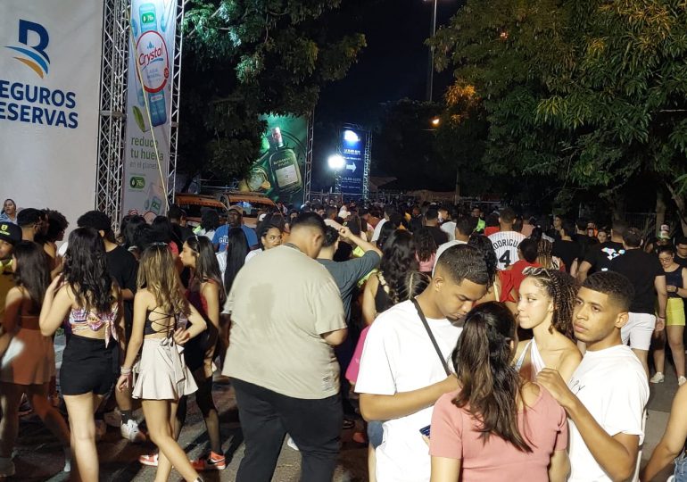 VIDEO| Se acerca la hora del concierto de Bad Bunny; la gente llega en masas para disfrutar del show