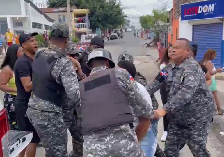 VIDEOS| Enfrentamiento entre policías y comunitarios deja un joven herido en Santiago