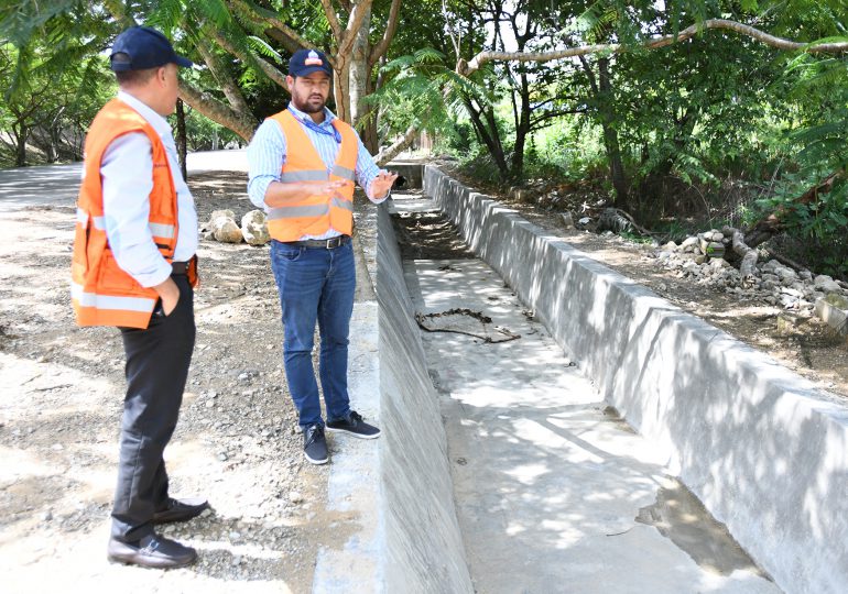 Obras Públicas despliega labor de reacondicionamiento sistema de drenaje de la autopista Duarte