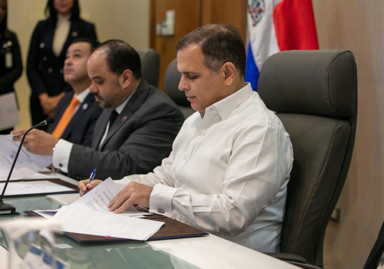 Hacienda y Defensor del Pueblo firman acuerdo para uso del Sistema de Información de la Gestión Financiera
