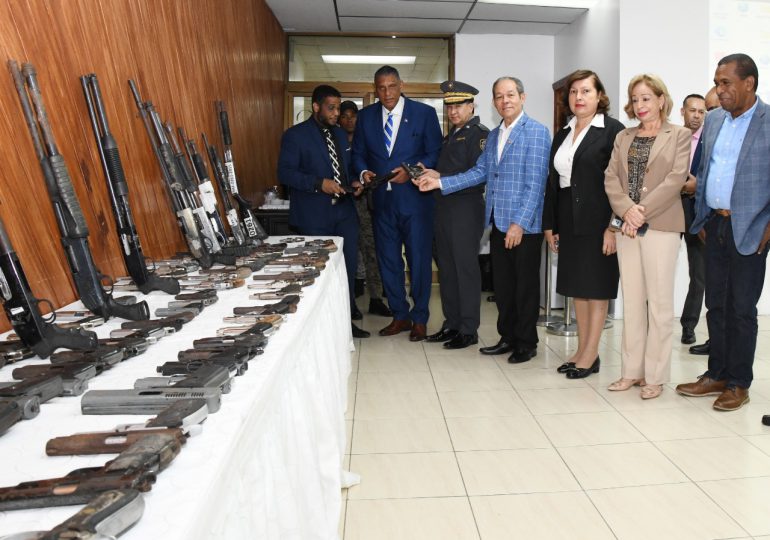 Interior y Policía recibe 152 armas ilegales incautadas como pruebas de delito en Santo Domingo Este