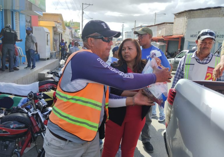 Gobernadora distribuye cientos de raciones alimenticias en paradas de motoconchos