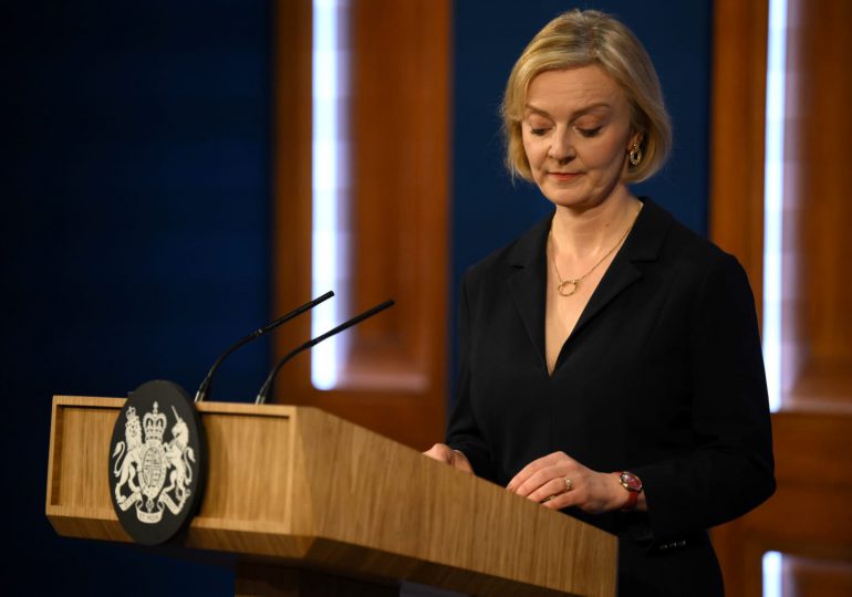 Liz Truss sacrifica al ministro de Finanzas británico para intentar salvar su cargo