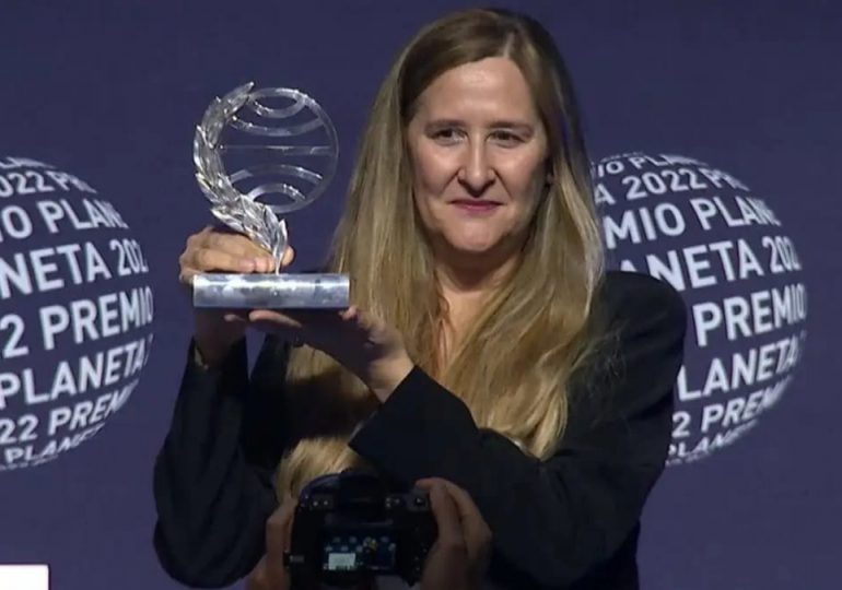 La española Luz Gabás gana el Premio Planeta de novela 2022