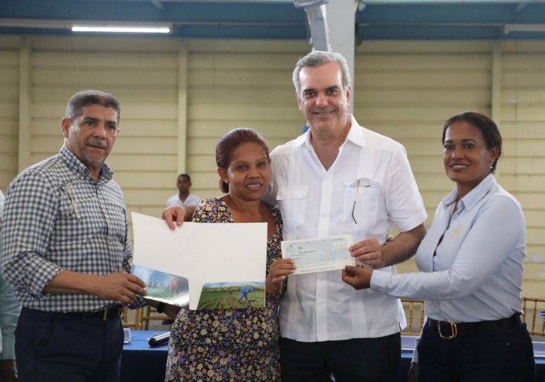 Abinader encabeza segunda entrega de cheques a 1,762 productores afectados por huracán Fiona