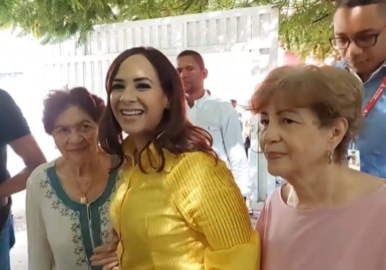 Karen Ricardo ejerce derecho al voto acompañada de su madre y su abuela