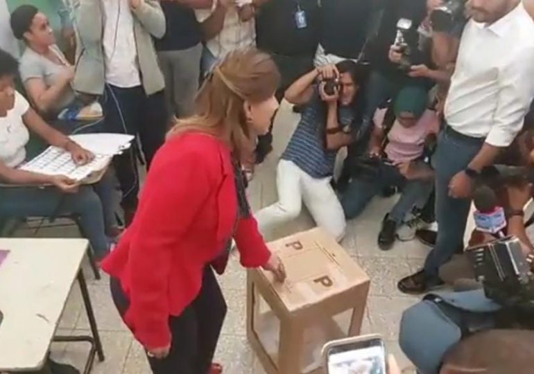 Margarita Cedeño ejerce derecho al voto; garantiza unidad PLD independiente del ganador