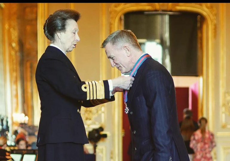Princesa Ana premia a Daniel Craig con el CMG mismo honor otorgado a su personaje 007