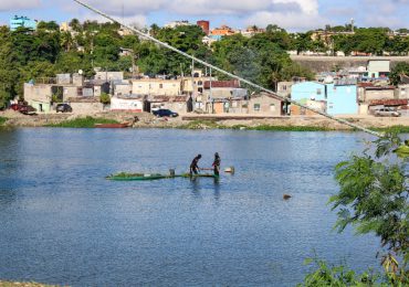 Medio Ambiente da seguimiento a trabajos de reciclaje de embarcaciones sumergidas en río Ozama