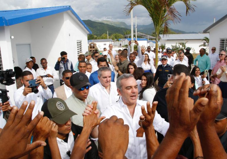 Presidente Abinader entrega 100 ecoviviendas con paneles solares a familias pobres de Azua